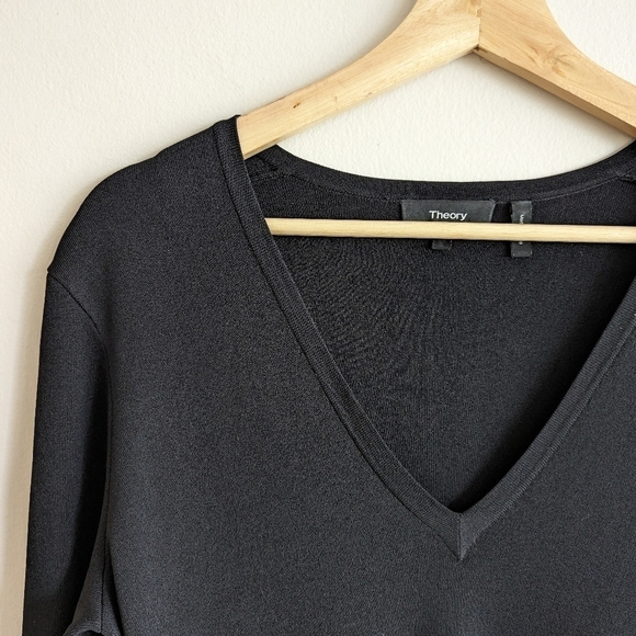 Theory Britona Lustrate Heavy Knit Crepe V-Neck Blouse in Black, size medium - Picture 5 of 6